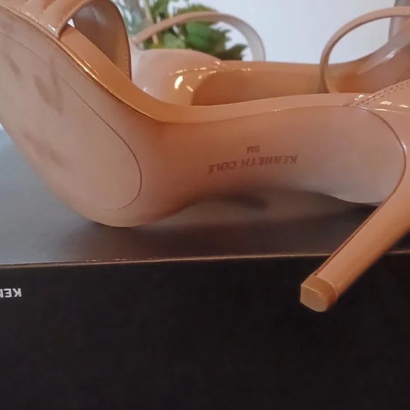 Kenneth Cole sz 8 Beige gold trim sole 4 inch open toe Ankle Strap Heel - Picture 4 of 10